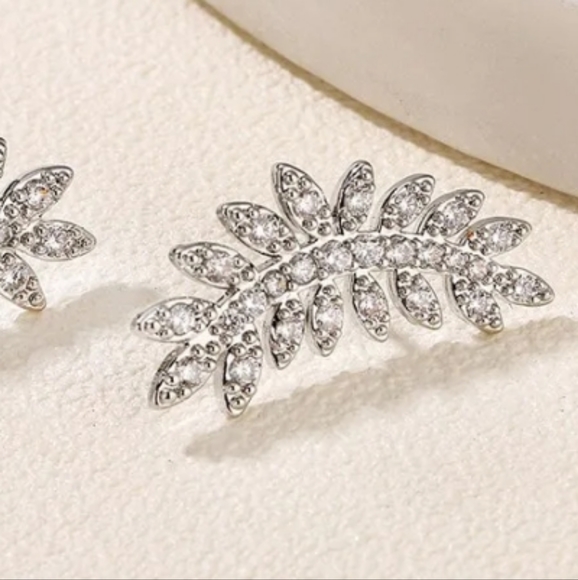 NEW Silver leaf earrings - Picture 7 of 7